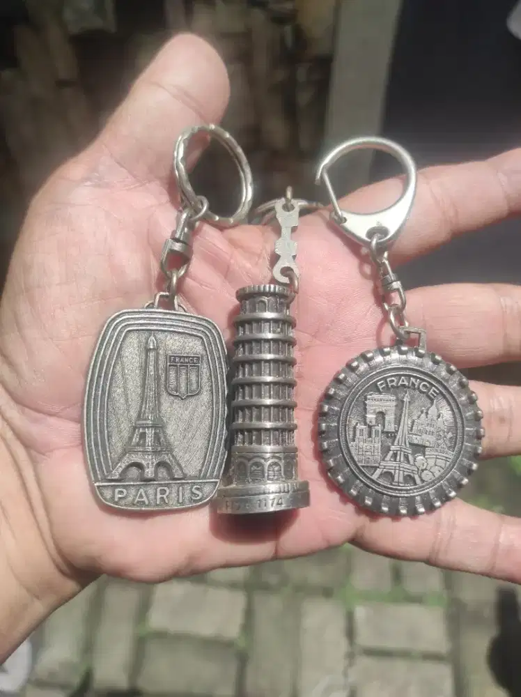 Mainan anak gantungan kunci logam eropa France & Italy mulus