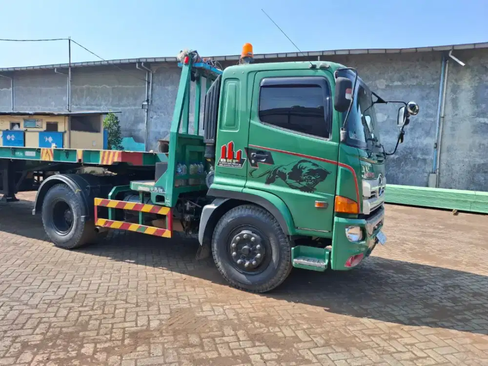 km130rb Hino SG 260 Head Tractor 2017 Orisinil Cat Seperti Baru