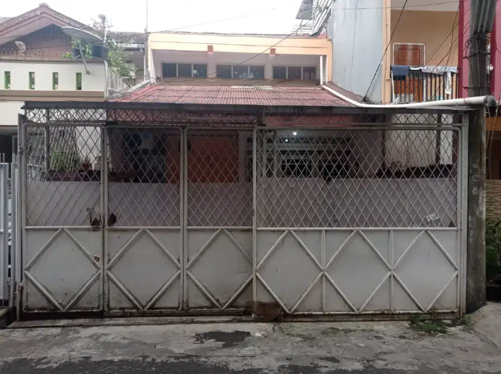 Di jual rumah rapi tidak pernah banjir & Strategis.