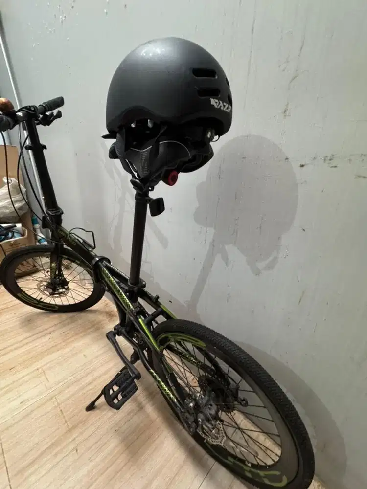 Sepeda lipat dan helm lengkap