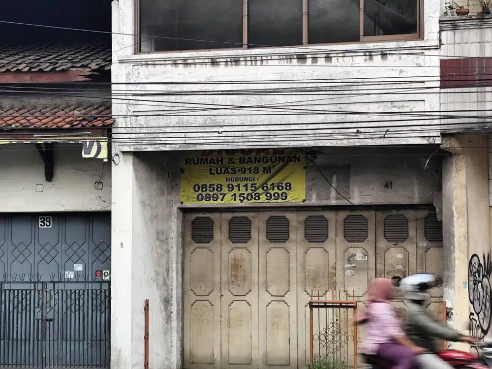 Dijual Cepat! 2 Rumah Jadi 1, Luas Tanah 1300 m², Lokasi Strategis