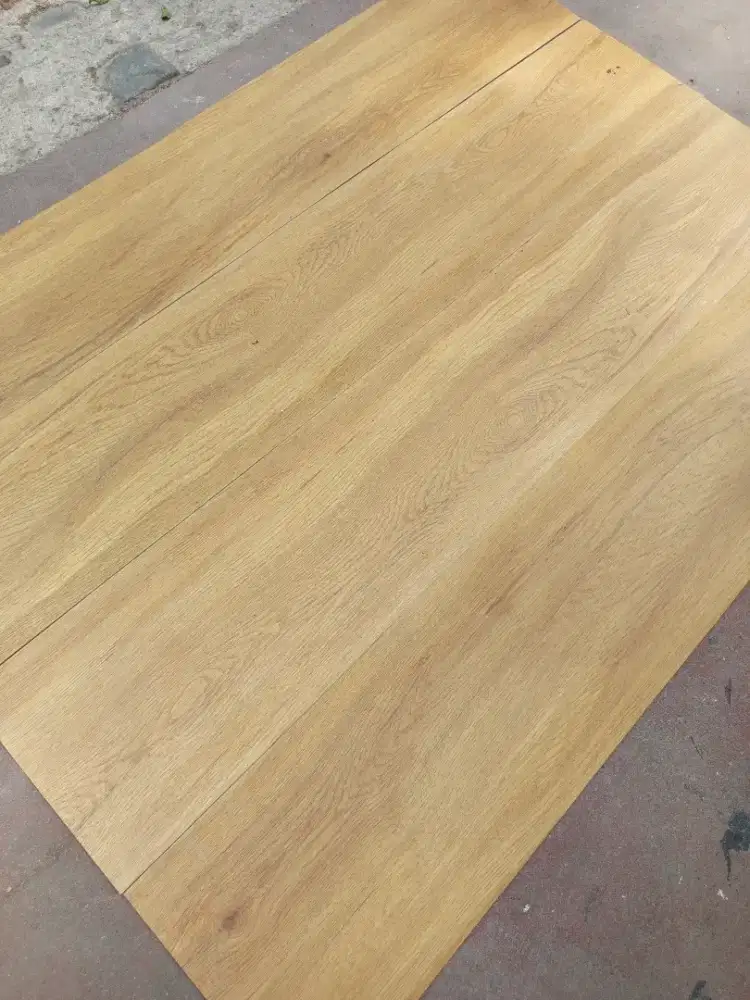 Vinyl lantai 23x123 cm tebal 3 mm good condition