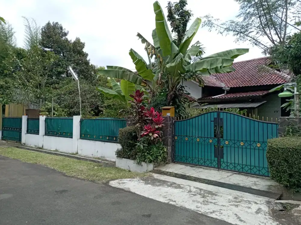 Dijual Rumah 7 Kamar Tidur  di Sukasari Bandung