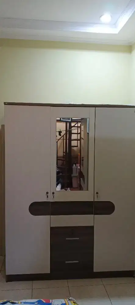 Lemari pakaian 3 pintu. Harga nego