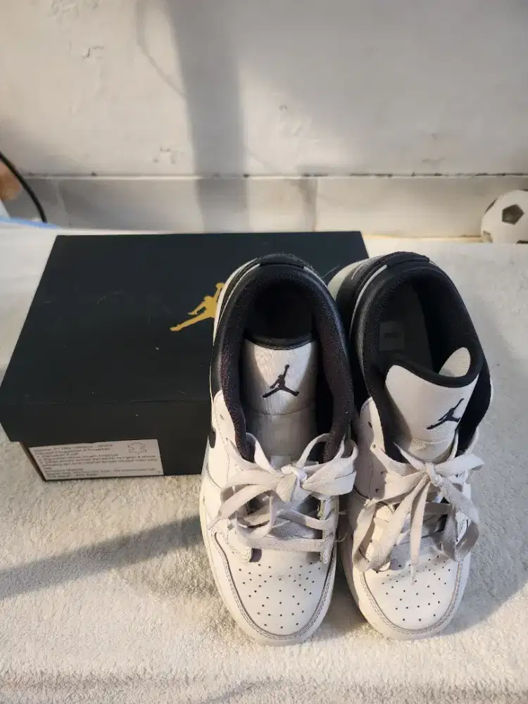 Sepatu air jordan 1 low istimewa