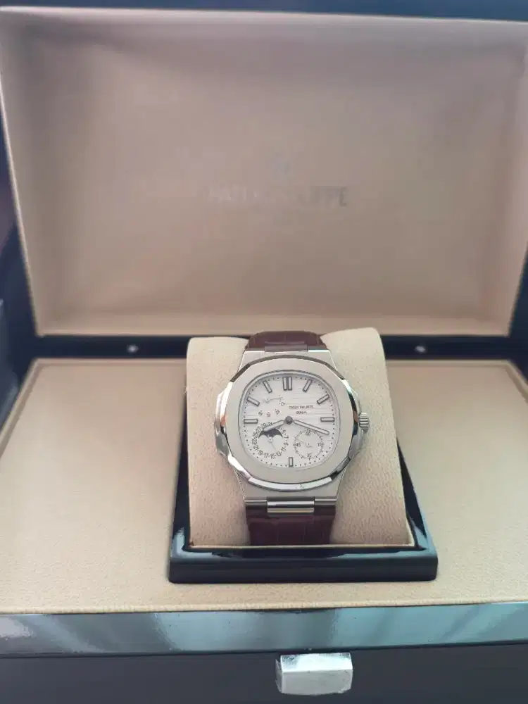 Patek Philippe Nautilus jam pria