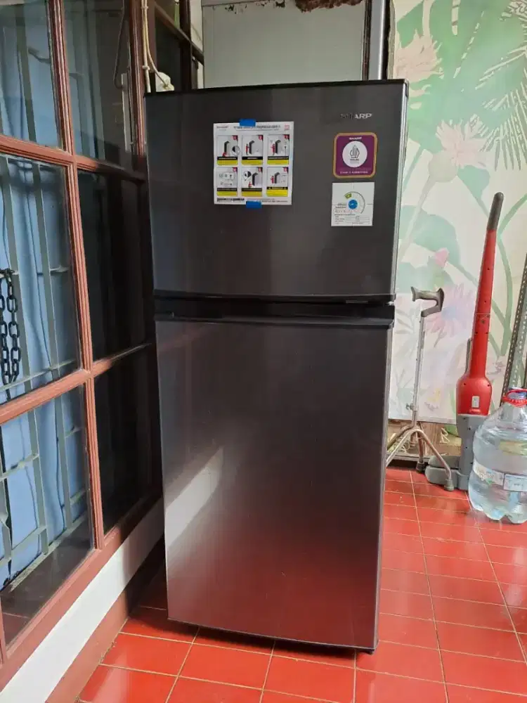 dijual kulkas 2 pintu Sharp kondisi 95 %