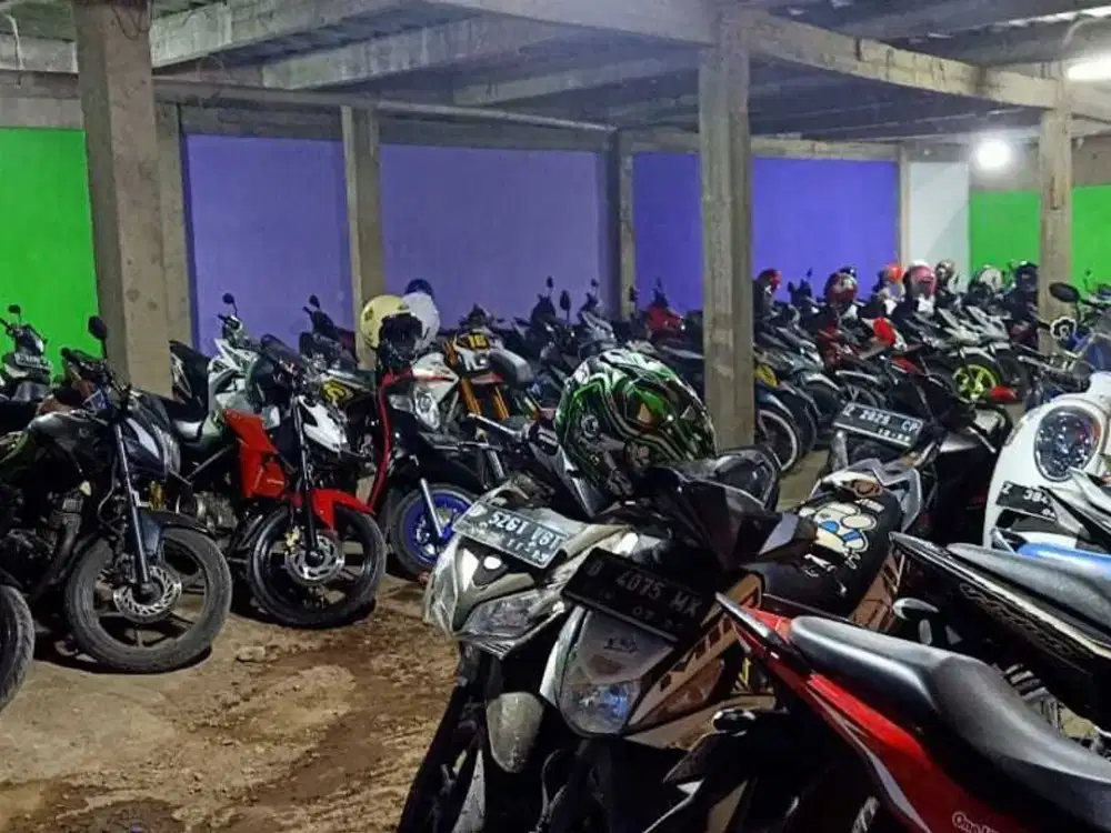 Tempat PARKIR MOTOR, 3 RUKO DAN 6 kios