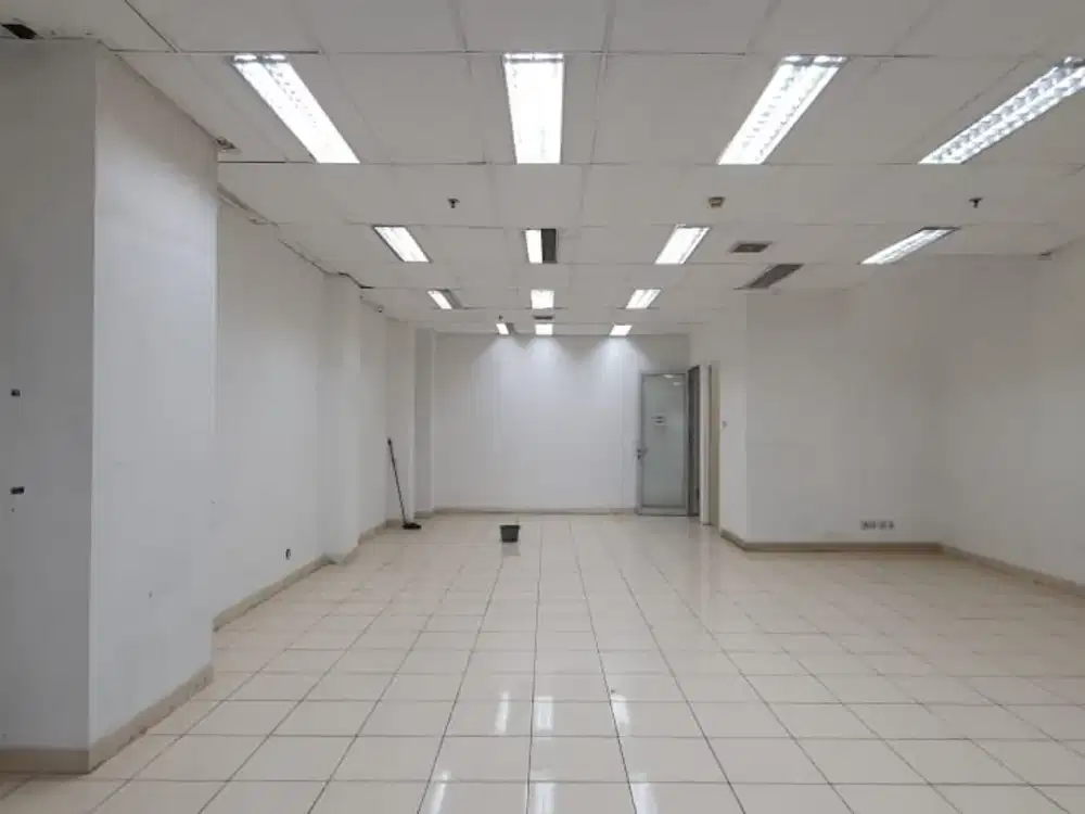 Jarang ada, Ruko 2 lantai lebar 7. Luas, rapih, siap pakai. Di bawah French Walk Tower Evian, MOI, Kelapa Gading