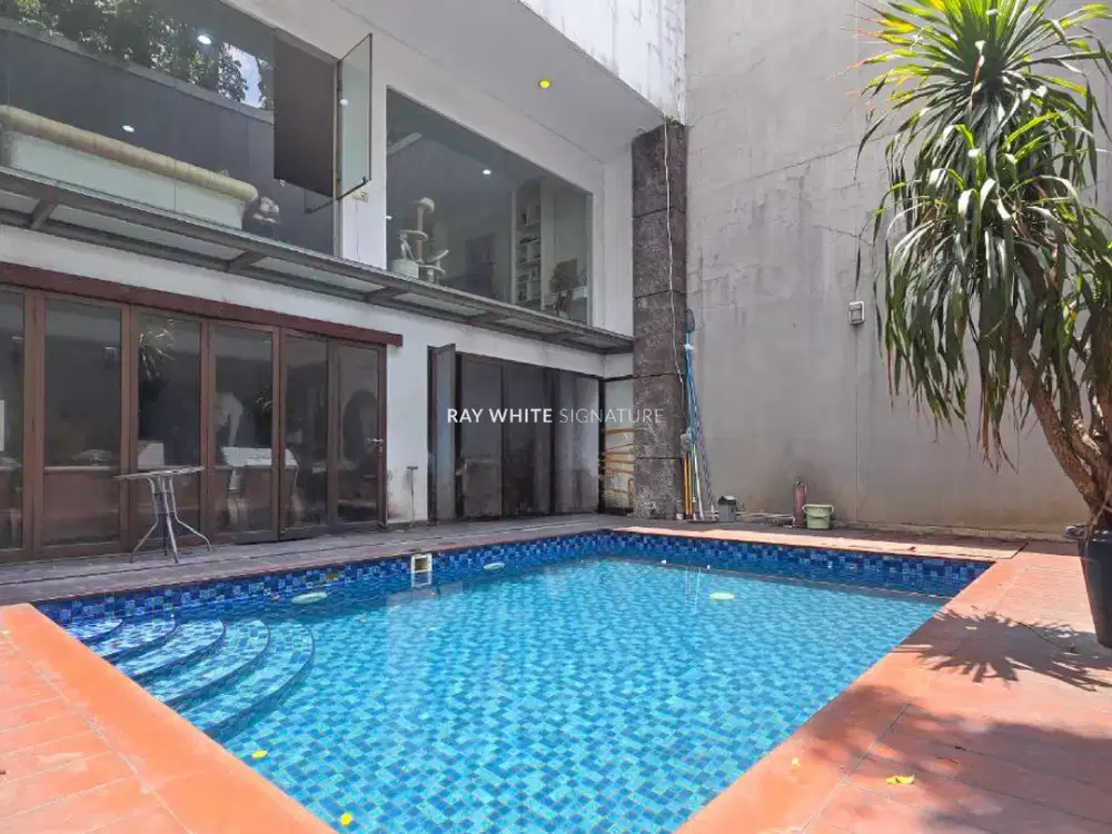 Rumah Tinggal 3 Lantai di Jl Villa Hijau Pondok Indah