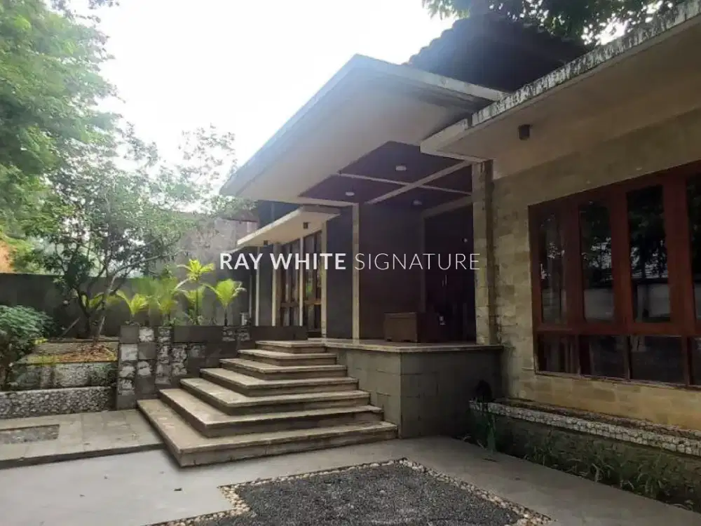 Rumah Mewah Dengan Kolam Renang di Jl Panglima Polim III