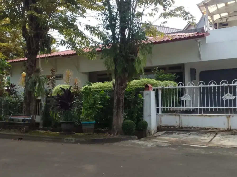 Rumah Di komplek Elit Loka Indah, Pancoran. Asri, Tenang, Nyaman, Dan Hanya 3 Menit Ke Jalan Warung Buncit Raya.