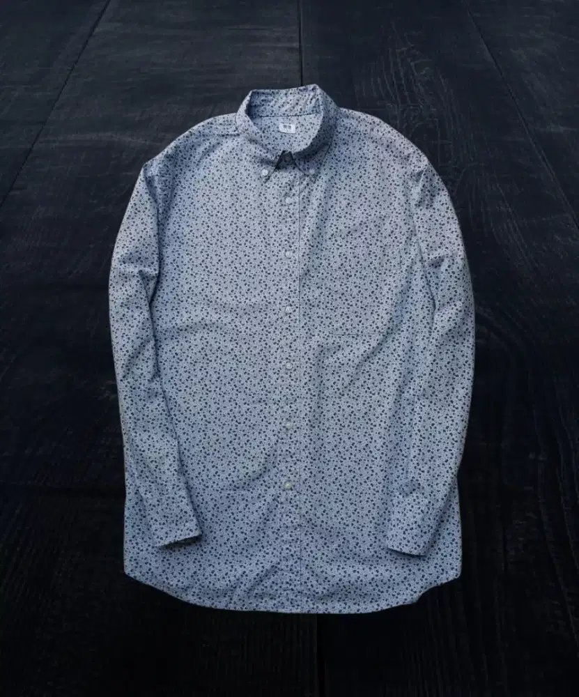 KEMEJA UNIQLO BIRU MOTIF, SIZE : L (LD110, P75)