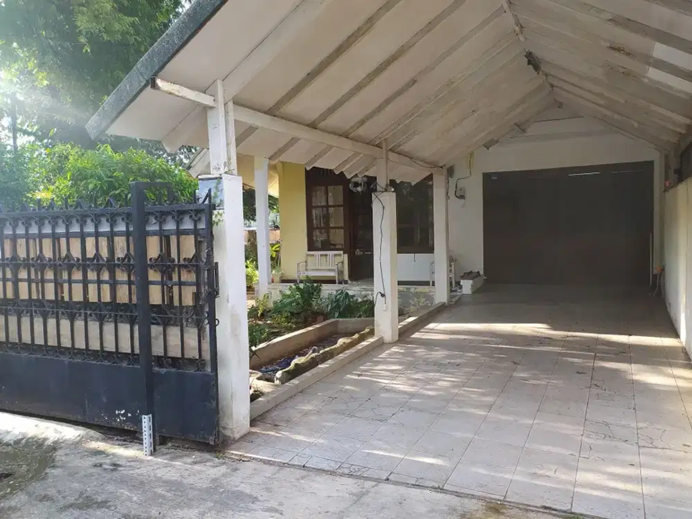 DIJUAL RUMAH DI HOOK SANGAT STRATEGIS DI BINTARO.