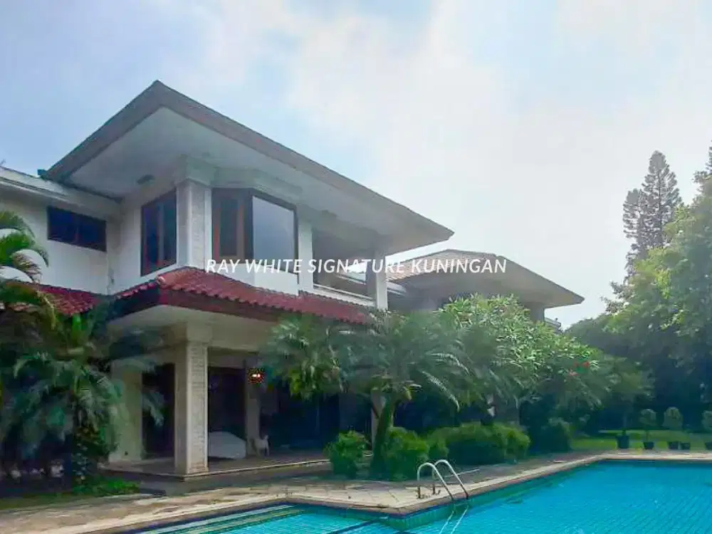 Rumah Mewah Lahan Luas di Jl Sekolah Kencana Lokasi Prime