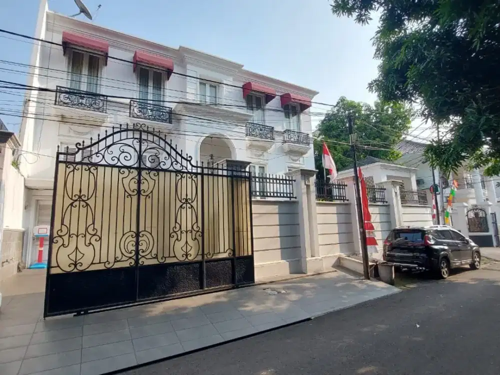 Rumah Mewah di daerah Tebet Jakarta Selatan Akses Depan Jalan 3 mobil