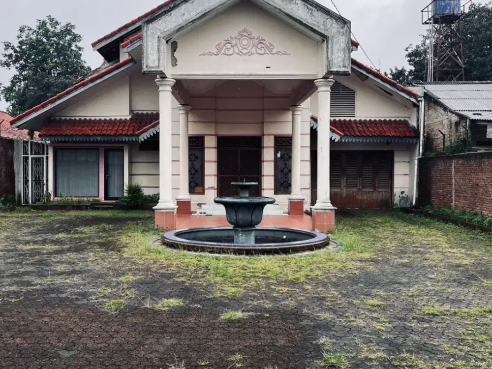 Rumah Lama dengan Halaman Sangat Luas 2 Lantai di Kelurahan Tanah Baru, Kecamatan Beji