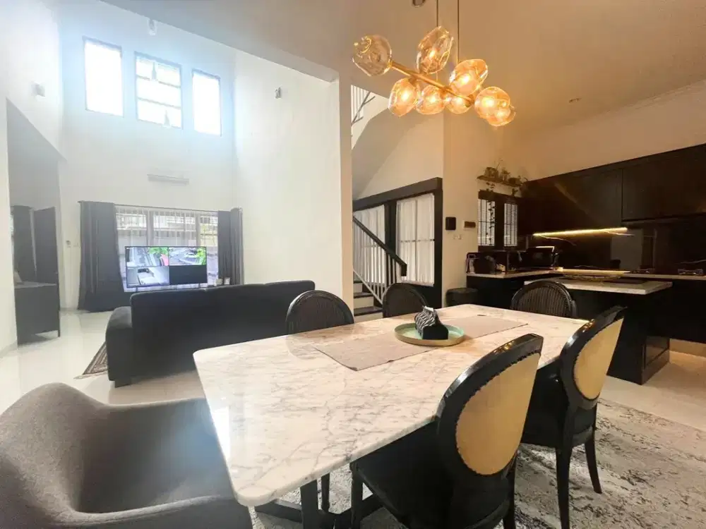 Rumah Tropikal Modern Siap Huni Semi Furnished di Tebet Barat Dalam