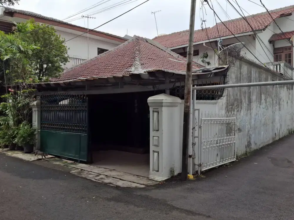 Rumah Akses Depan Jalan 3 mobil di Daerah Tebet Jakarta Selatan