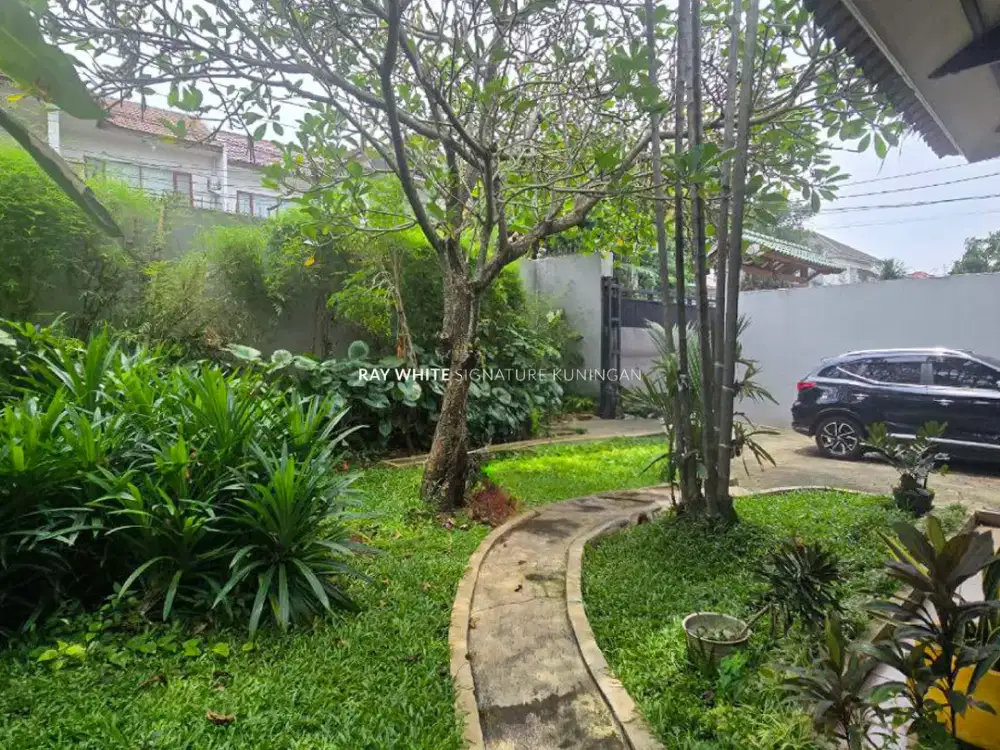 Rumah Siap Huni dengan tanah yang Luas di Lebak Bulus