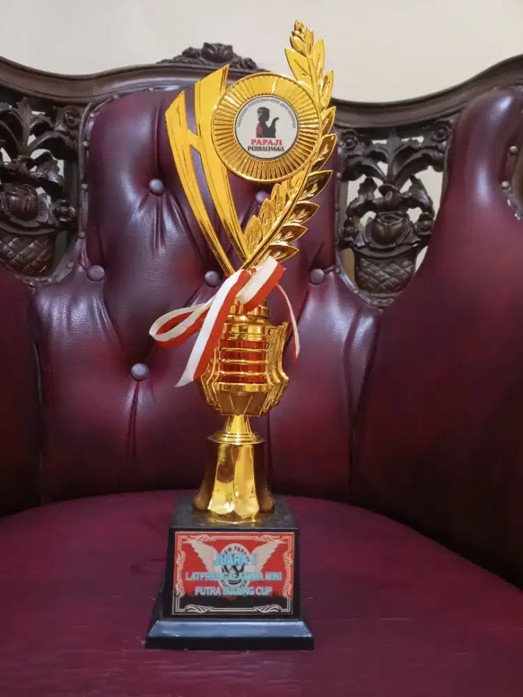 Piala kontes ayam juara 1