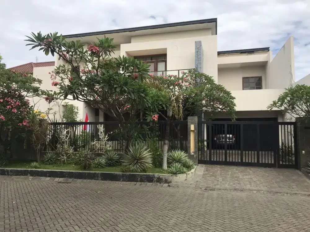 Dijual RUMAH BESAR 2 lantai SIAP HUNI di perumahan PAKUWON CITY Surabaya Timur