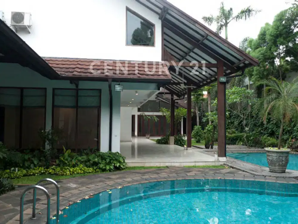 Rumh Bagus Dengan Kolam Renang Besar Di Kemang