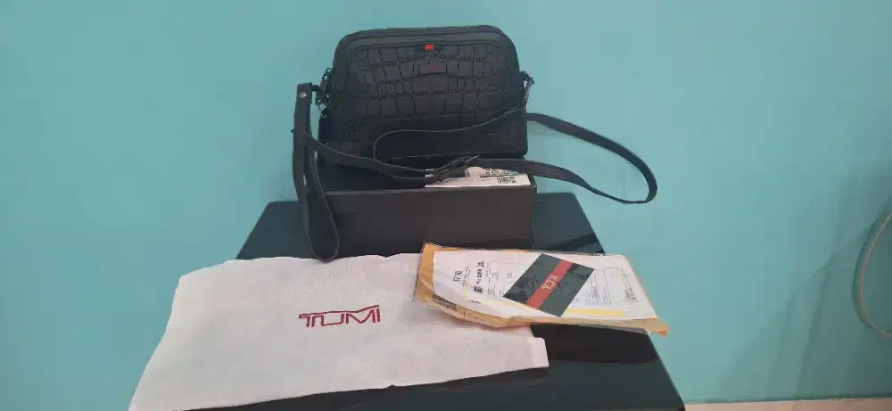 Tas selempang Tumi