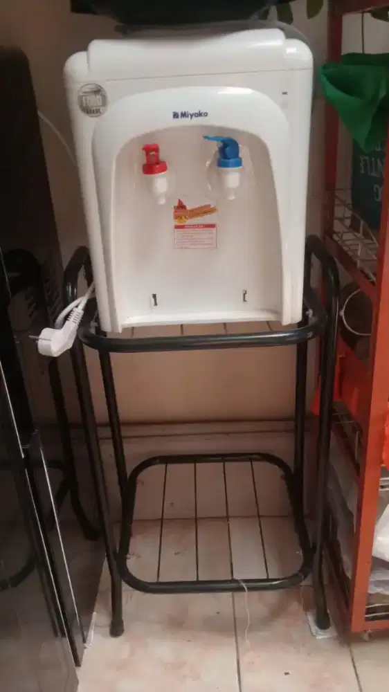 Di jual Dispenser merk Miyako plus rak nya