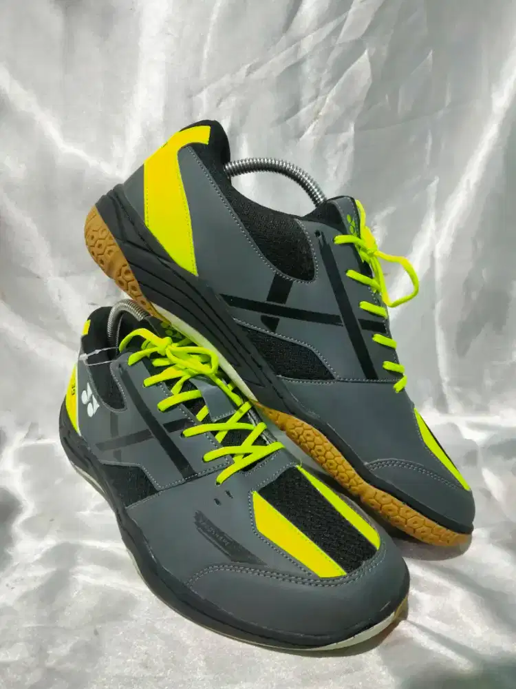 Sepatu badminton