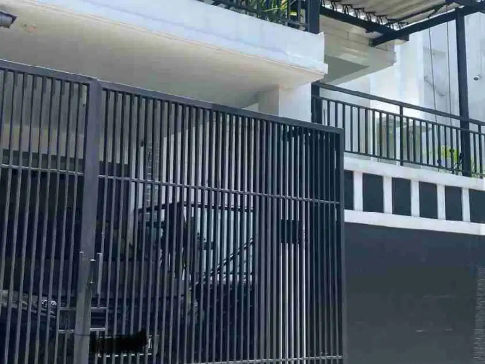 Dijual rumah sudah renovasi bagus 3 lantai LT 126 LB212  semi furnished di galaxy