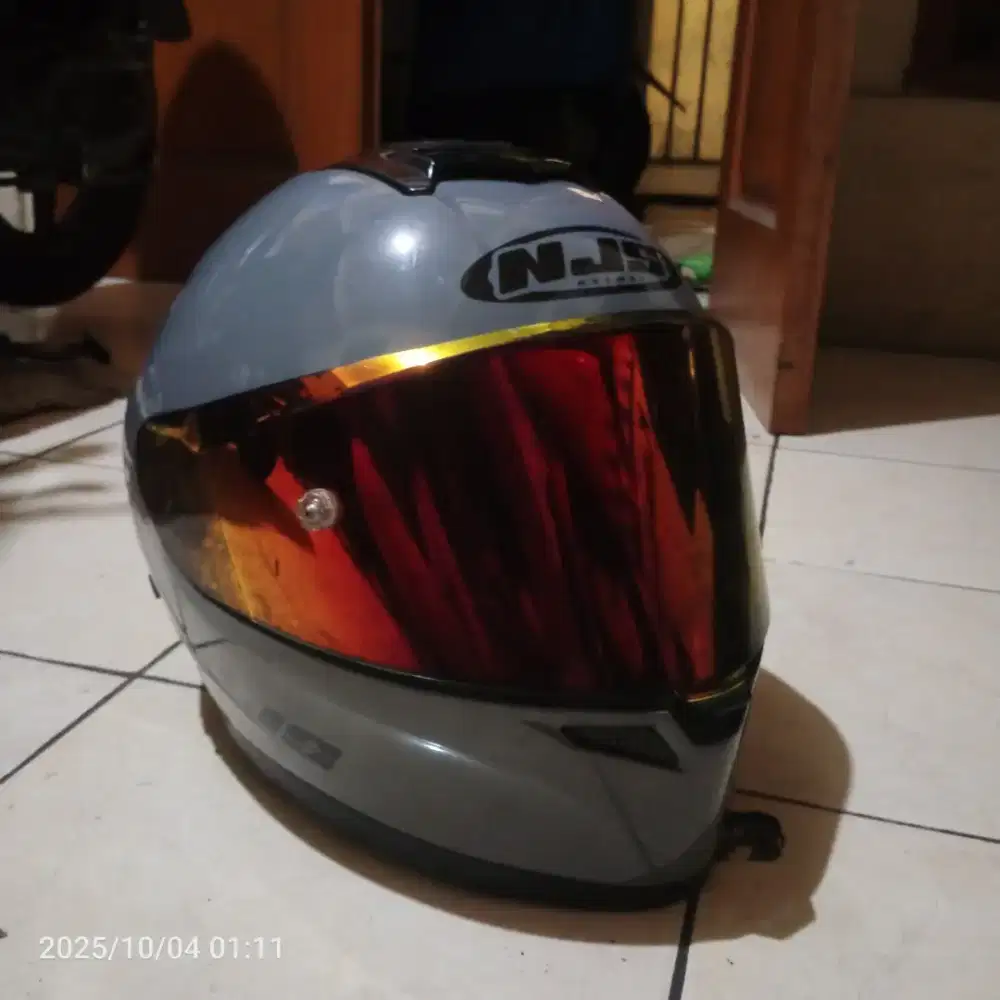 Jual cepat helm njs size M lecet pemakaian sama bekas lem.