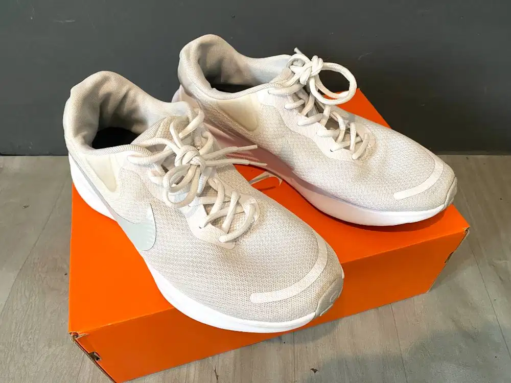 Sepatu Running/ Gym Pria Nike Revolution 7 Original, Putih, Bagus