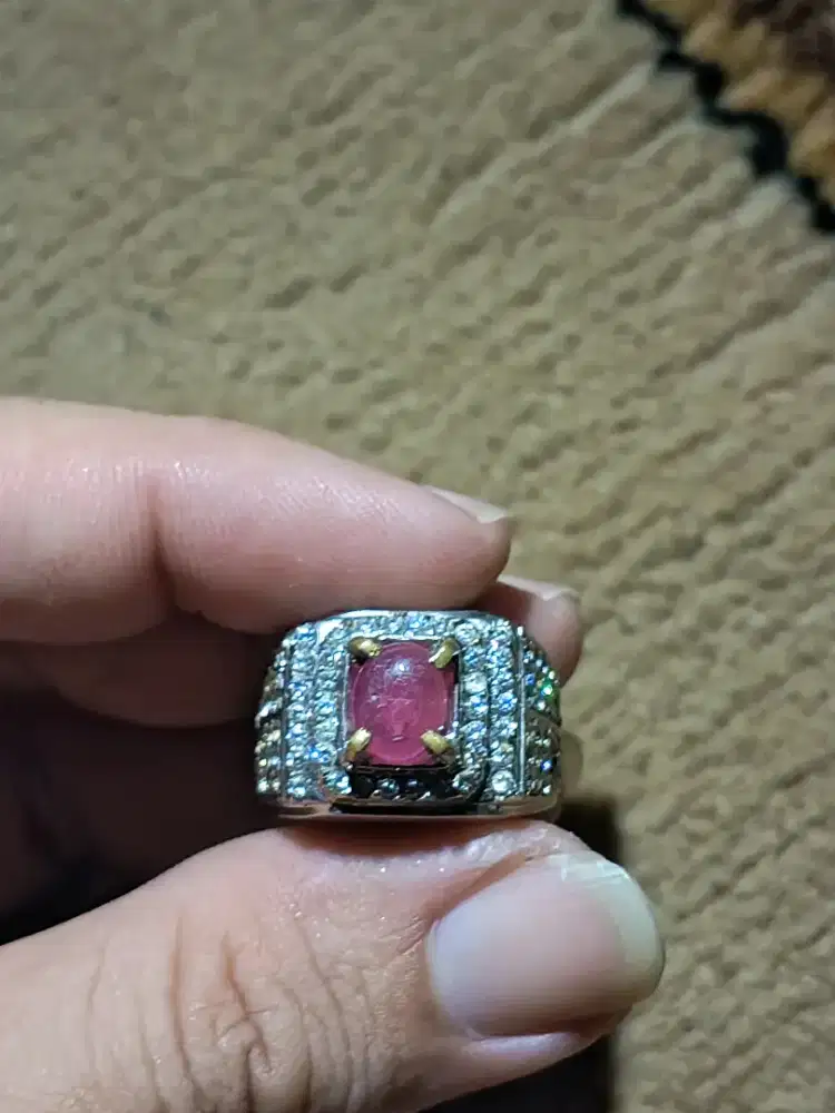 Natural batu Ruby Madagascar