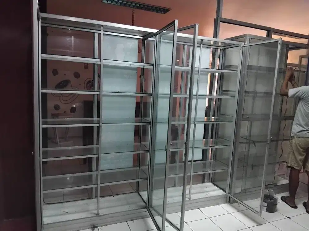 lemari etalase murah 4 pintu  240cmx40x200