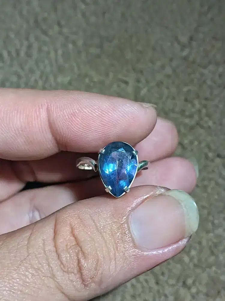 Cincin perak dengan batu topaz