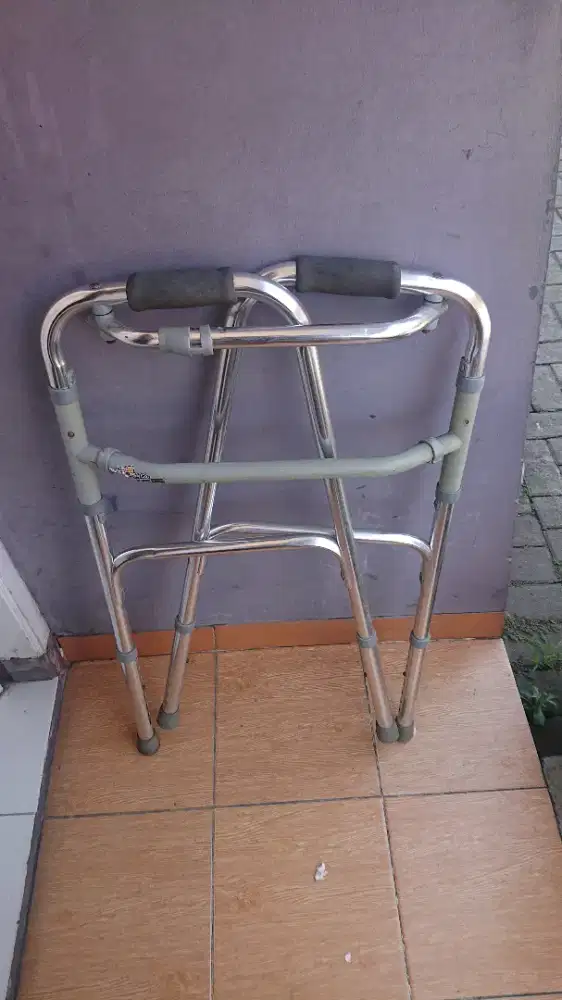 Alat bantu jalan (walker)