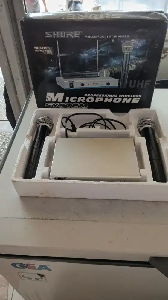 PROFESIONAL WIRELESS MICRROPHONE SHURE MODEL SM- 100B.