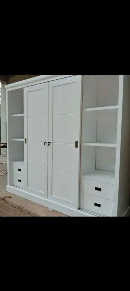 Almari pakaian minimalis