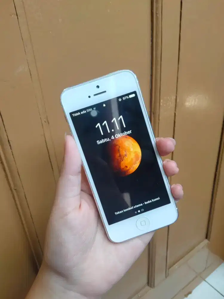 Jual iPhone 5 White second+Charger, Kondisi Mulus,Murah! (iCloud lock)