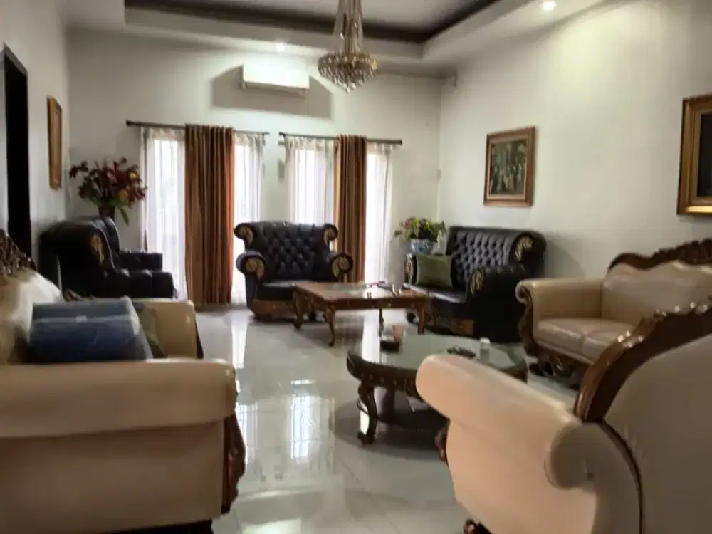 Kenyamanan Maksimal! Dijual Rumah Hook di Cluster Aralia –  Semi Furnish, View Taman