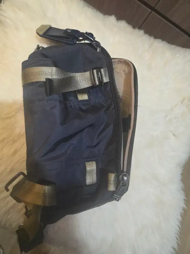 TUMI platoon sling bag original like new