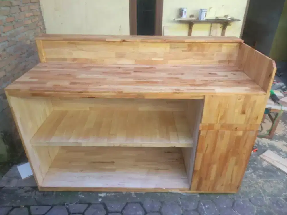 Meja bar dan meja cafe