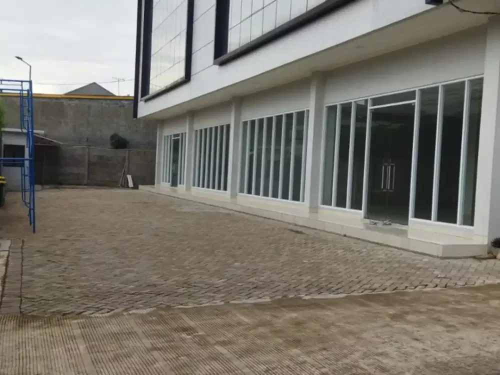 DISEWAKAN GEDUNG BARU 4 LANTAI – JALAN RAYA SIRKUIT SENTUL, DEKAT EXIT TOL