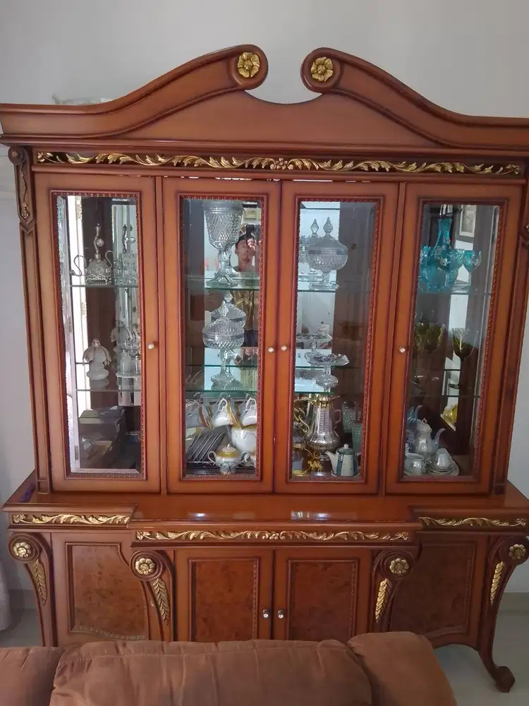 Lemari Pajangan Ruang Tamu 2