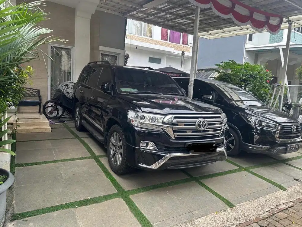 Toyota Land Cruiser 200 VX-R 4X4 A/T 2016