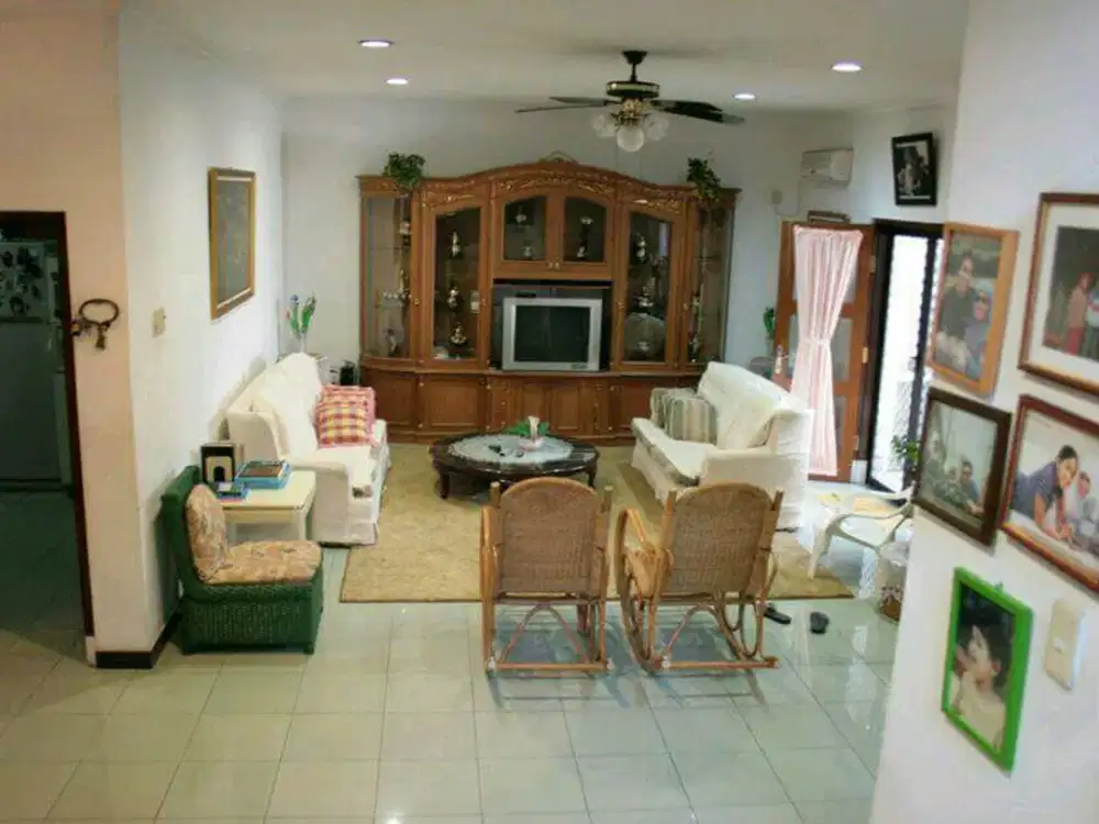 Rumah nyaman dengan HARGA YANG MENARIK ( Di bawah harga Pasar ) di lokasi yang SANGAT STRATEGIS