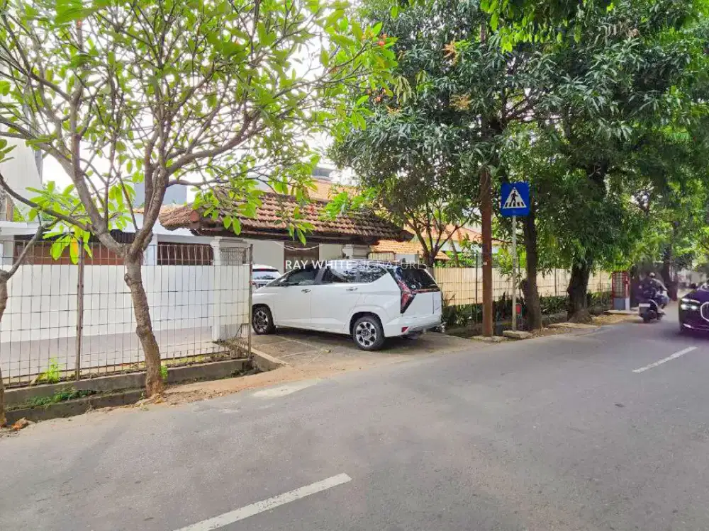 Dijual Rumah Kondisi Bagus dengan Ruang Terbuka Hijau yang luas di area Kebon Jeruk