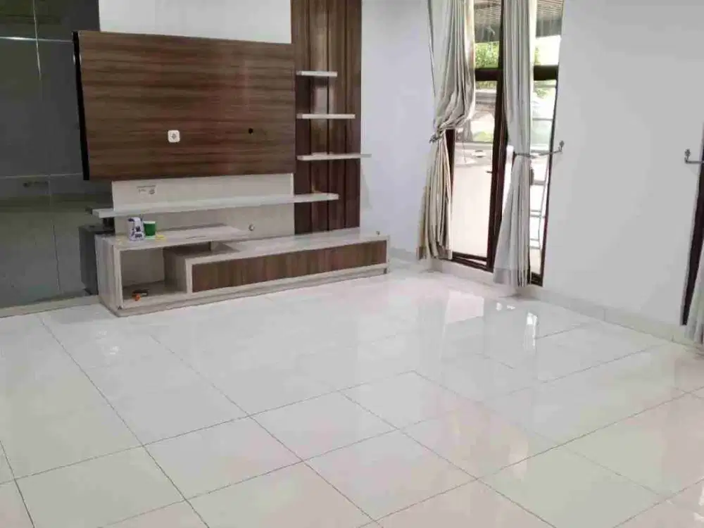 Dijual Rumah Cakep 3 Lantai Semi Furnished Whelford BSD