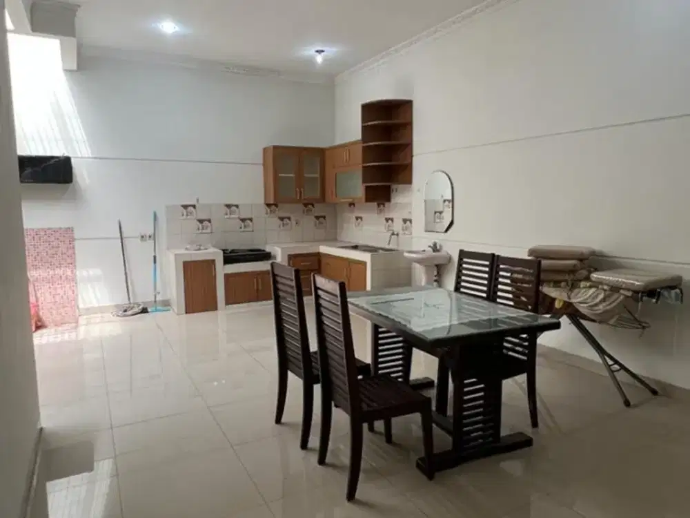 Faba. Rumah Disewakan di Cluster Taman Beverly Lippo Cikarang